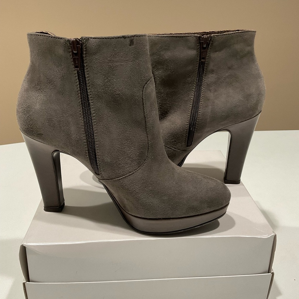 🌺Donna Più Authentic All Leather Ankle Booties, Size 8